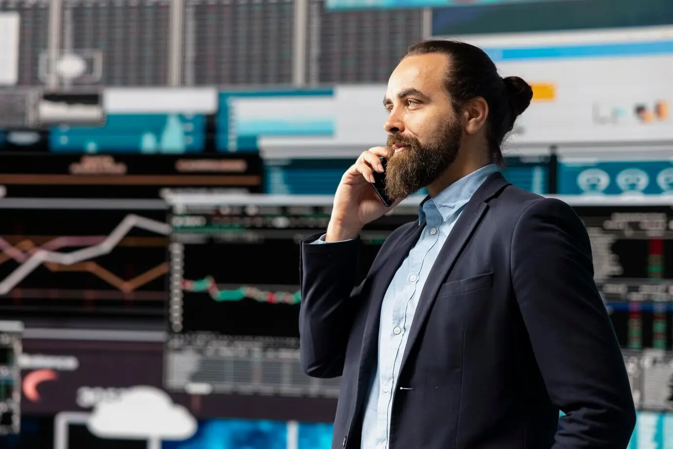 Professioneller Geschäftsmann, der einen Telefonanruf entgegennimmt, umgeben von KPI-Kennzahlen.