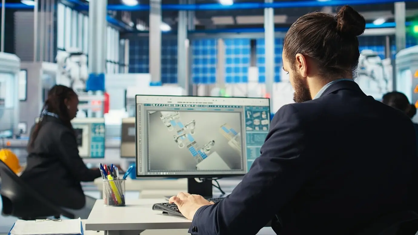 Ingenieur in einer Photovoltaikfabrik, der Papierunterlagen durchgeht und Daten analysiert.