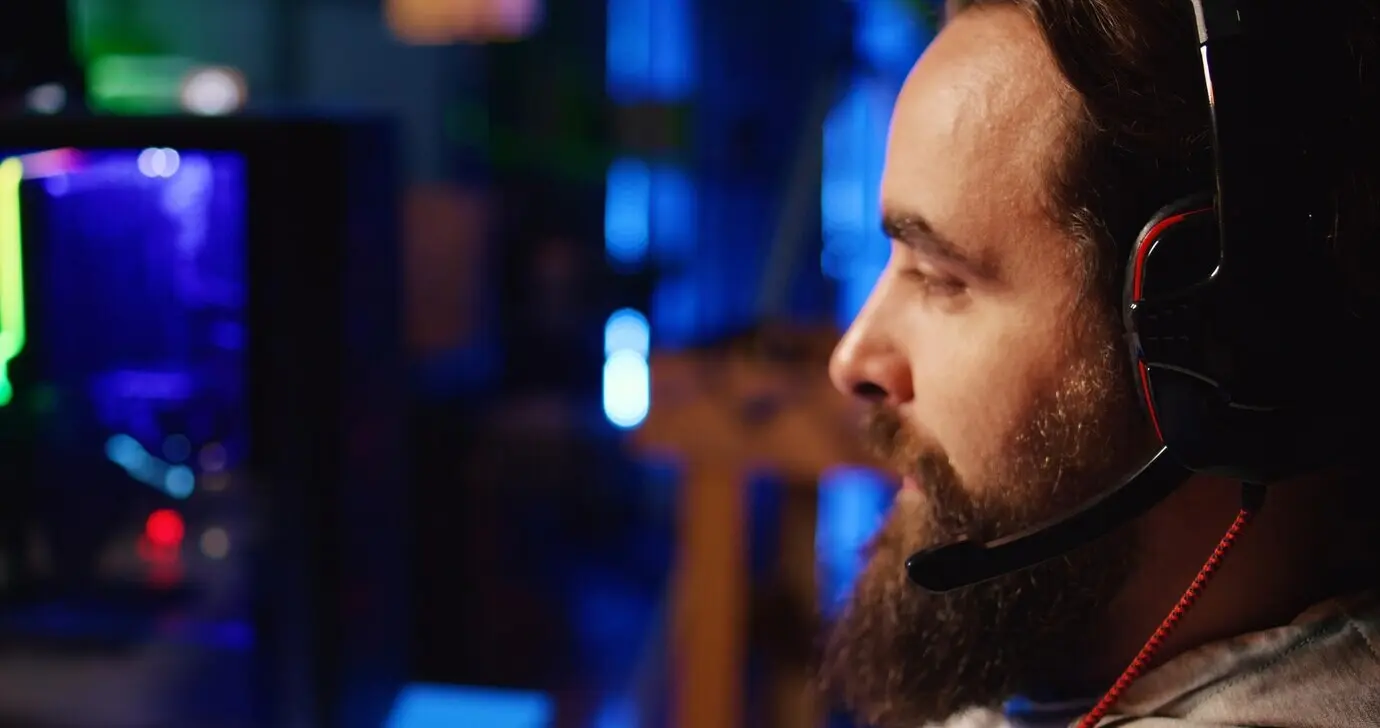 Ein Mann hat eine Gaming-Session mit Freunden und kommuniziert online.